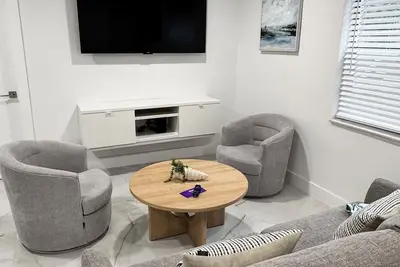 Image de Modern & Comfortable 2br. 5 minutes from the beach.