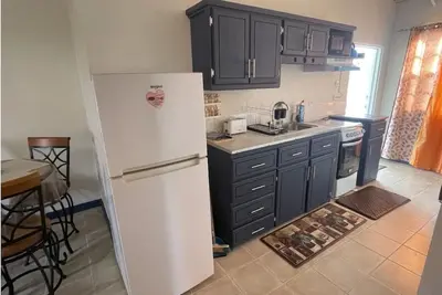 Image de 2-bedroom upstairs Apt in brilliant Bridgetown with WiFi, Ac, full kitchen etc.