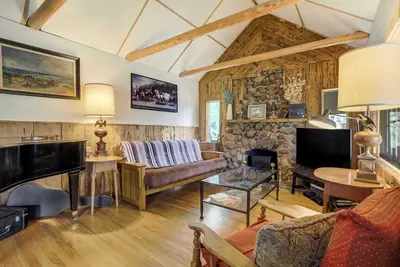 Image de Fallsview Cabin! Rustic Forest Escape w/ Rock Wall