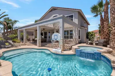 Image de Perfect Family Getaway! Waterfront home w/ Kayaks, Private Heated Pool & Spa! Pool table + Free Golf