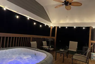 Image de Hot Tub Getaway • 25 Min Drive to Atl Airport