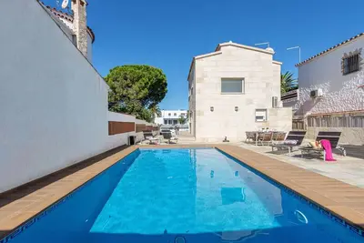 Image de Villa à Empuriabrava avec Piscine et Amarrage