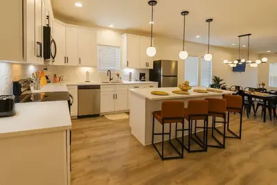 Image de Gorgeous Artistic Fully Fenced Home Near Downtown