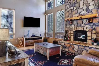Image de Cabin close to biking, golf, lake, Expansive deck, Pool table, Grill