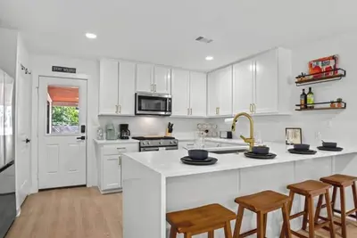 Image de You’ll love this stylish 4br/2ba East Austin home—perfect for families, groups & business travelers. Designed for comfort, it features an open kitchen with new appliances, a large dining area, TVs in every room, and plush bedding.