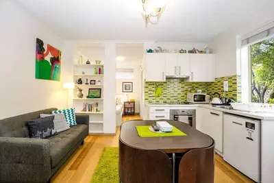 Image de Central & Cozy Fitzroy Studio Apartment with parking