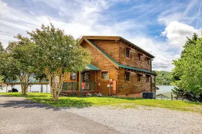 Image de Douglas Lake Front with Private Dock, Private Pavilion, hot tub, and fire pit! !
