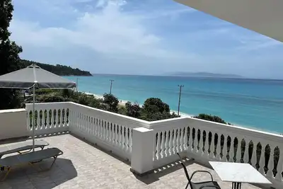 Image de Charming 1-bedroom Penthouse apartment in Lourdata