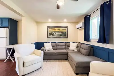 Image de Carruthers Cottage | Lake-Themed Comfort Just Steps from the Shore