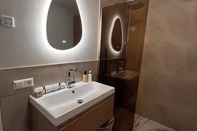 Image de Wellness-Loft: sauna, jacuzzi& cinema. Centrally located near the station