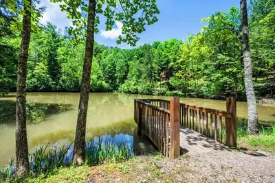Image de Peaceful Pondside Getaway! Hot Tub! Game Room!