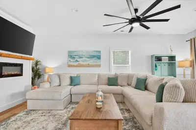 Image de New Listing | Luxury House, 5 Min Walk to Beach!