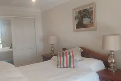 Image de Escarpment views from your bed and snug underfloor heating.