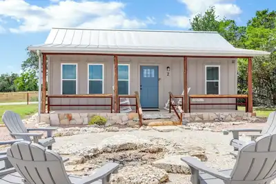 Image de Rustic Cottage w/ Firepit, Pickleball & Porch