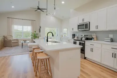 Image de Modern 2br Condo | *Near Lu* | Wi-Fi & Smart TVs