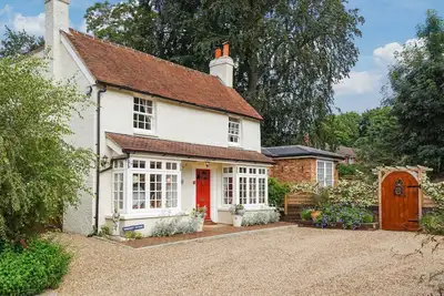 Image de Charming character cottage just moments from quaint Surrey village