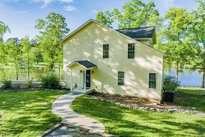 Image de Waterfront Oasis\n\nWaterfront 4-bedroom home with dock in a no-wake zone!