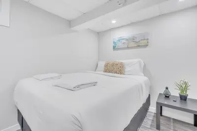 Image de Luxury Basement Suite in Top Prime Location