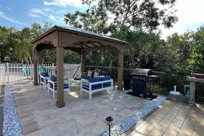 Image de Newly Renovated 3/2 With Pool And Canal Access! ! !