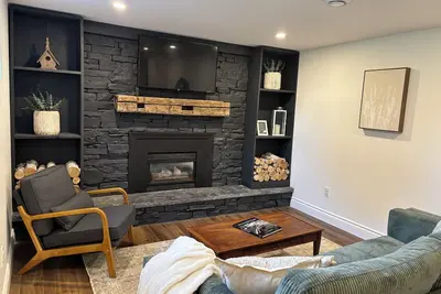 Image de Cedar Suite -Walking distance to cafés w/ full kitchen, laundry & outdoor dining