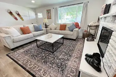 Image de Spacious 5-bedroom house in welcoming Cottonwood Heights with Ac, WiFi, Game Rm.
