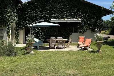 Image de Dépendance à la campagne près de toute commodité avec Piscine