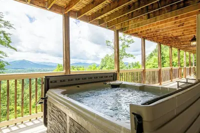 Image de *Amazing 4bd Lodge w/ Hot Tub + Fire Pit + Views! *