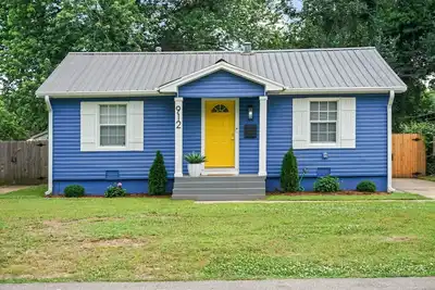Image de The Yellow Door House | Walk to Ou + Cozy Vibes