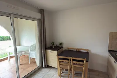 Beau logement climatise, terrasse, résidence prive parking, piscine, plage prive