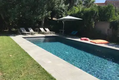 Image de Maison Traditionnelle Catalane avec terrain de tennis et piscine