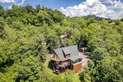 Image de Lux Getaway by Center Hill Lake - Hot Tub - 3bd/3ba + Bunk Room
