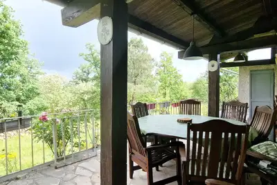 Image de Grand maison avec terrasse couverte à la campagne, vue panoramique