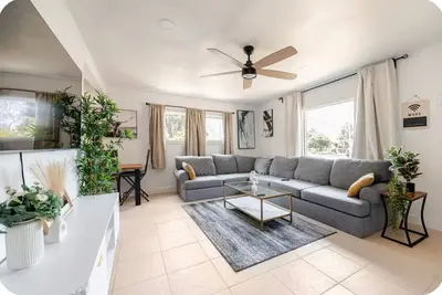 Image de \n“Charming 3br Retreat-Family-Friendly-Near Top Attractions!