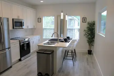 Image de Modern Comfort Meets City Convenience in Summerhill 2br/2. 5ba with Outdoor Oasis