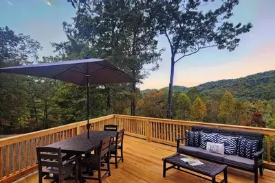 Image de Views - Game Room - Hot Tub - Ev Charger - Convenient Location Downtown/ Aska