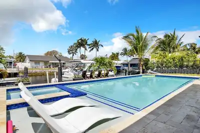 Image de Waterfront Escape Stylish 3-Bed, 2-Bath Haven w/ Private Dock