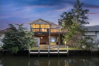 Image de Cozy Stylish Waterfront 3br Kayaks Paddleboards Indoor Fireplace Screen Porch
