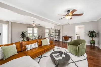 Image de Home Away From Home · Where Luxury Meets Comfort