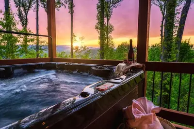 Image de Stunning Views - Game Room - Hot Tub - Near Lake
