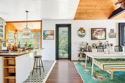Image de Chic and secluded Montauk retreat with designer interiors, lush outdoor. . .