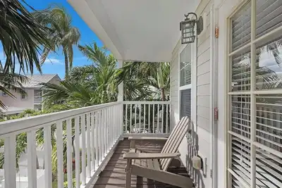 Image de Cameron's Cozy Villa: A charming 3-bedroom house with a private pool.