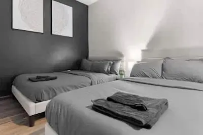 Image de Luxe King 3br Suite in North Raleigh!