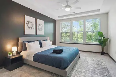 Image de Luxe King 3 Bedroom Suite in North Raleigh!