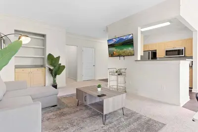 Image de Upscale King 2br Suite Mins to Downtown Raleigh!