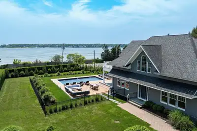 Image de Expansive Hamptons Home Between Hampton Bays and Shinnecock Hills, Water. . .