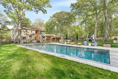 Image de Charming Shelter Island Retreat with Private Pool, Expansive Yard, Near. . .