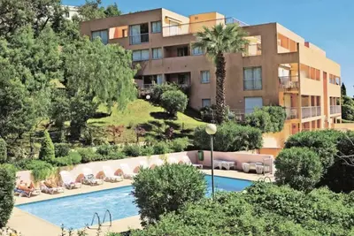 Image de 15 min de la plage, 6 couchages, climatisé, calme avec piscine, Cannes la Bocca