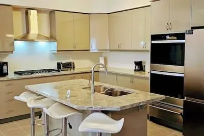 Image de Spacious 5-bed Paris home with gourmet kitchen, upgrades, and nature views