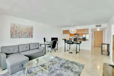 Image de Newly Renovated 1br Apt with Pool, Gym, & Wfh!