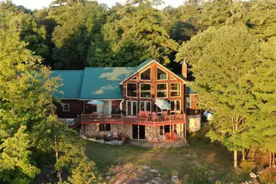 Image de Stunning lake cabin 8 acres of woods, private boat dock, Ac, WiFi & dog-friendly